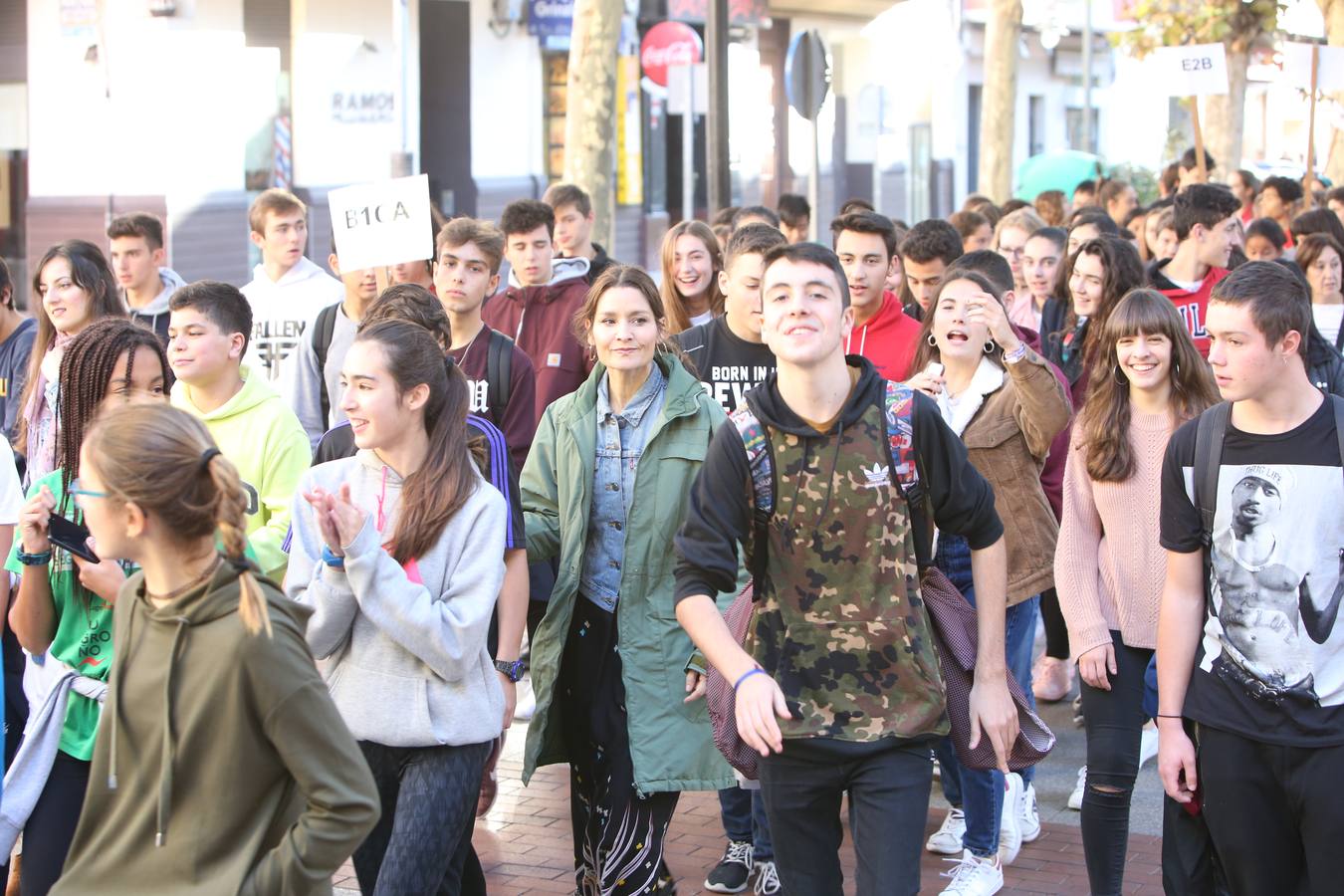 Los alumnos has salido a la calle para homenajear al centro
