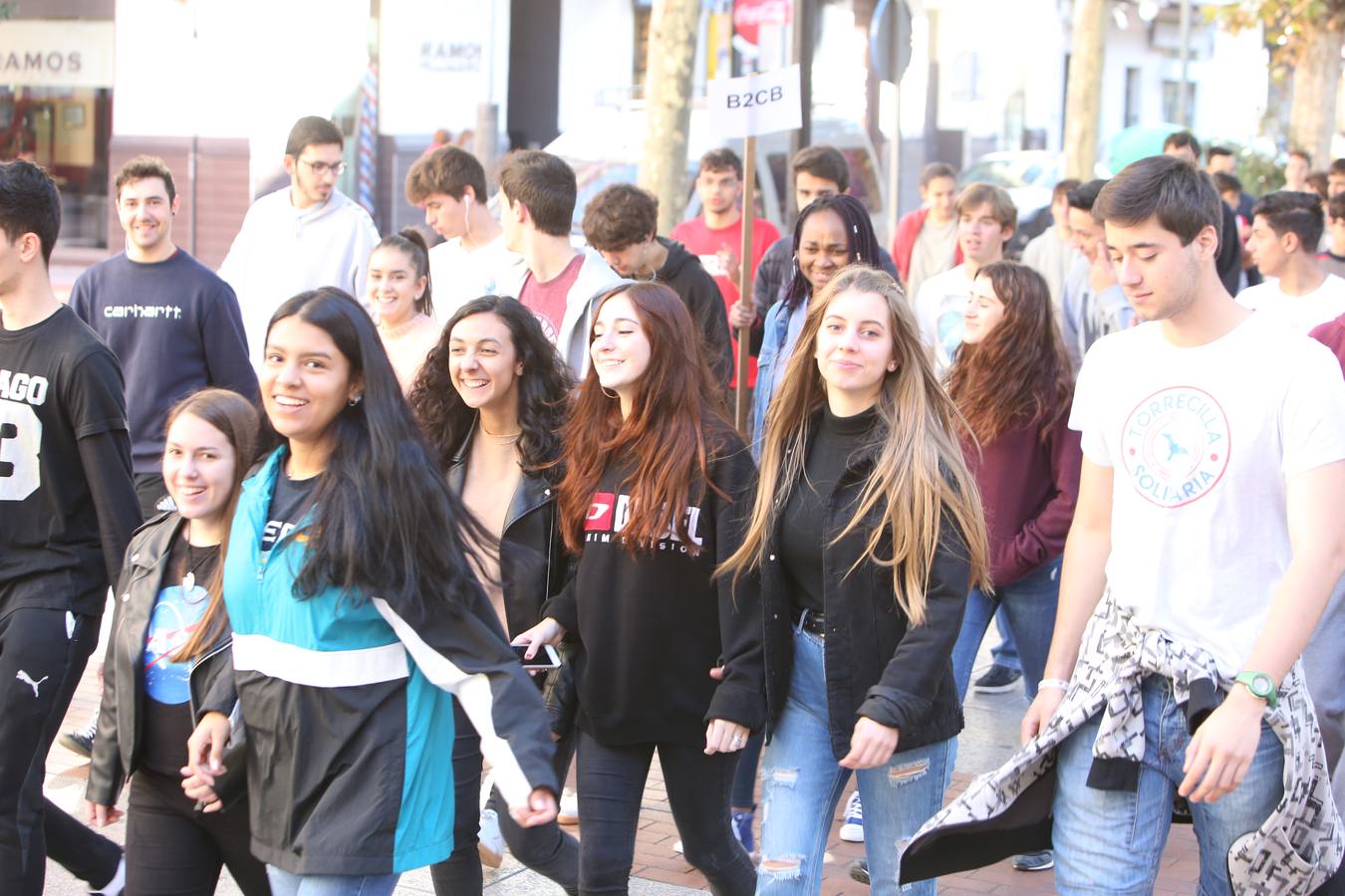 Los alumnos has salido a la calle para homenajear al centro