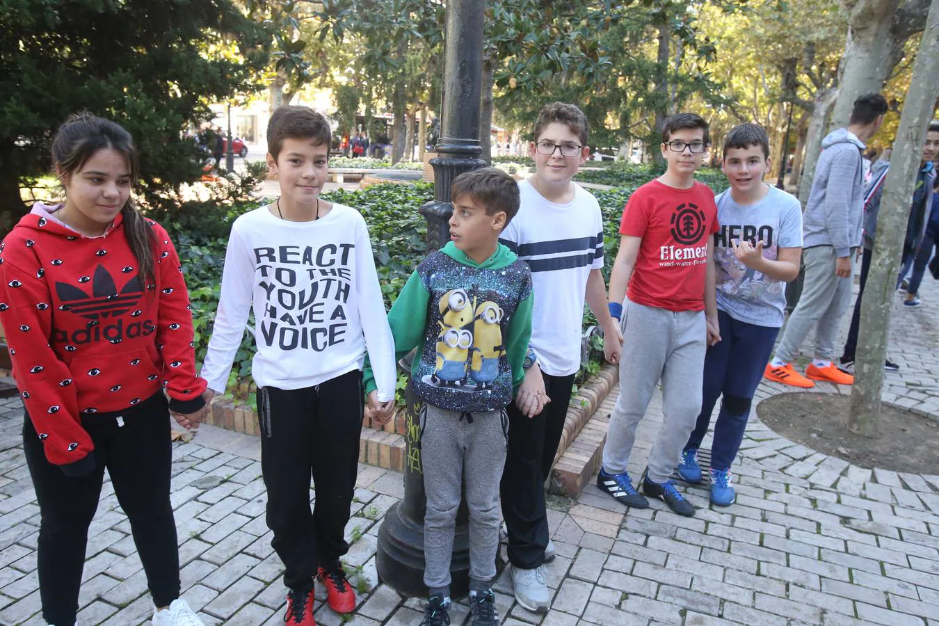 Los alumnos has salido a la calle para homenajear al centro