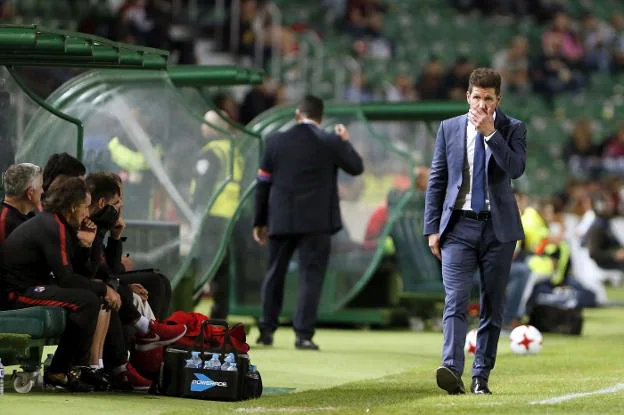 Simeone, pensativo durante el partido de ayer frente al Elche en el estadio Martínez Valero. :: efe