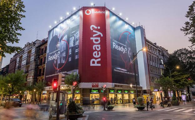 Lona de Vodafone desplegada en la Gran Vía de Bilbao.