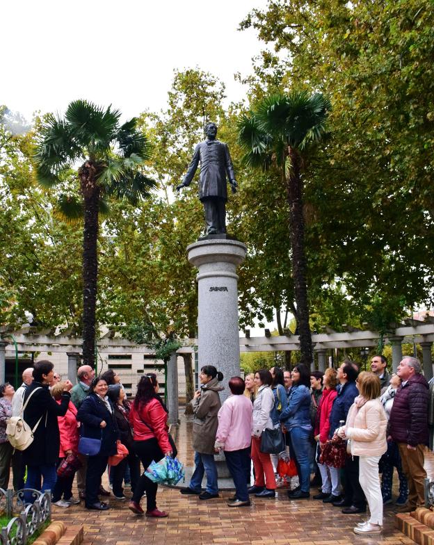 Un grupo de participantes en una de las jornadas de 'La Ruta de Sagasta en Logroño' contemplan la estatua del prócer torrecillano que se erige en La Glorieta. :: miguel herreros