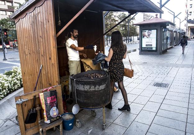 Un puesto de castañas, ayer, en Logroño. :: 