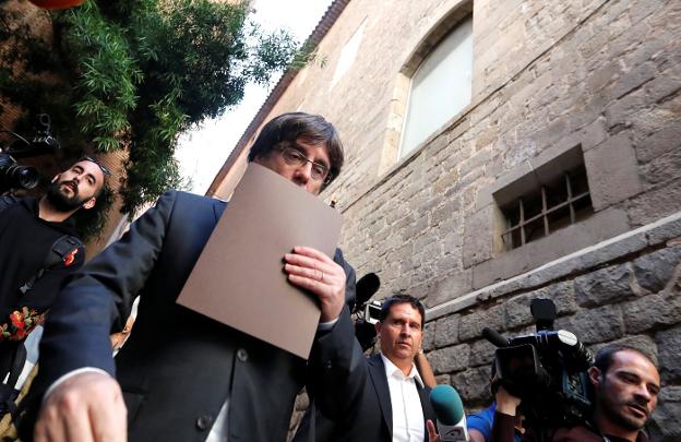 Puigdemont se dirige ayer de la Generalitat al Parlament. :: reuters