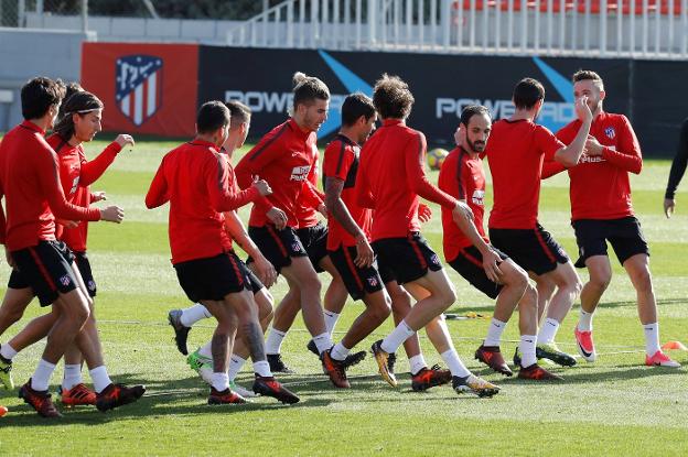 Los jugadores del Atlético de Madrid se entrenan a la espera del Vllarreal. :: efe