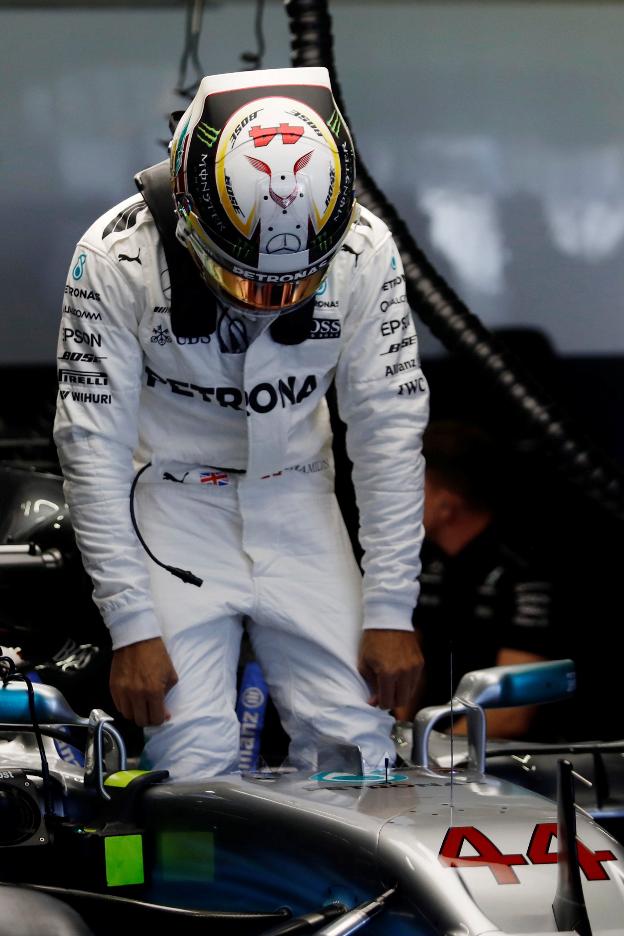 Lewis Hamilton sale de su monoplaza. :: reuters
