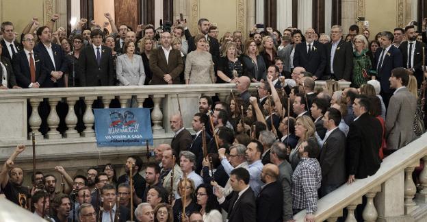 Puigdemont y miembros
de su Gobierno entonan el
himno de Els Segadors
acompañados de 200
alcaldes en las escaleras
del Parlament. :: m. benet
