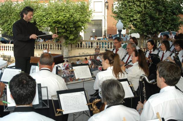 Ricardo Chiavetta dirige a la Banda Municipal de Música de Haro durante una actuación en los Jardines de la Vega. :: D.M.A.