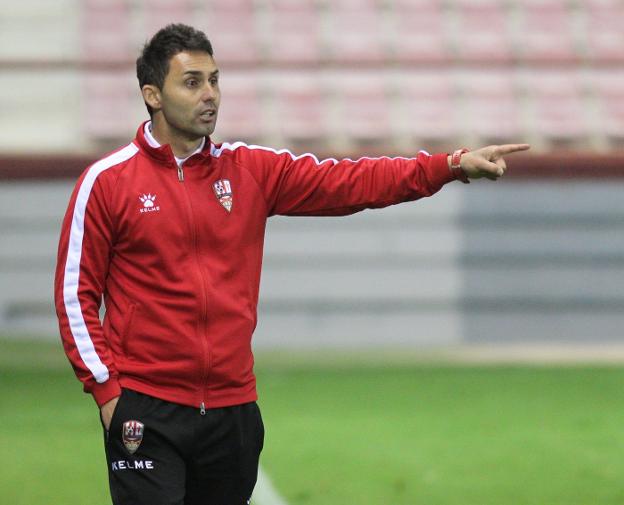 Sergio Rodríguez da instrucciones a sus hombres en un instante del partido. :: fernando díaz
