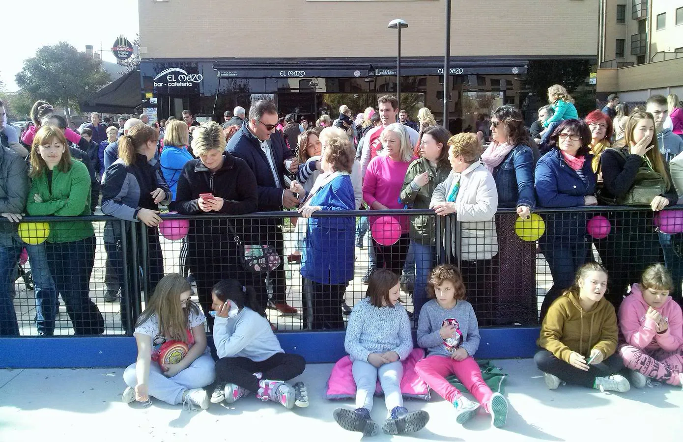 La pista de patinaje del Mazo acogió hinchables y actuaciones, además de un ‘pincho solidario’