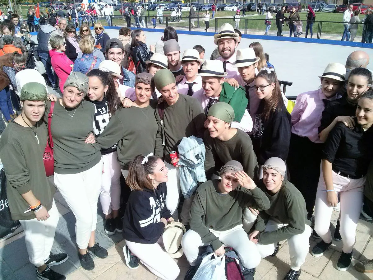 La pista de patinaje del Mazo acogió hinchables y actuaciones, además de un ‘pincho solidario’