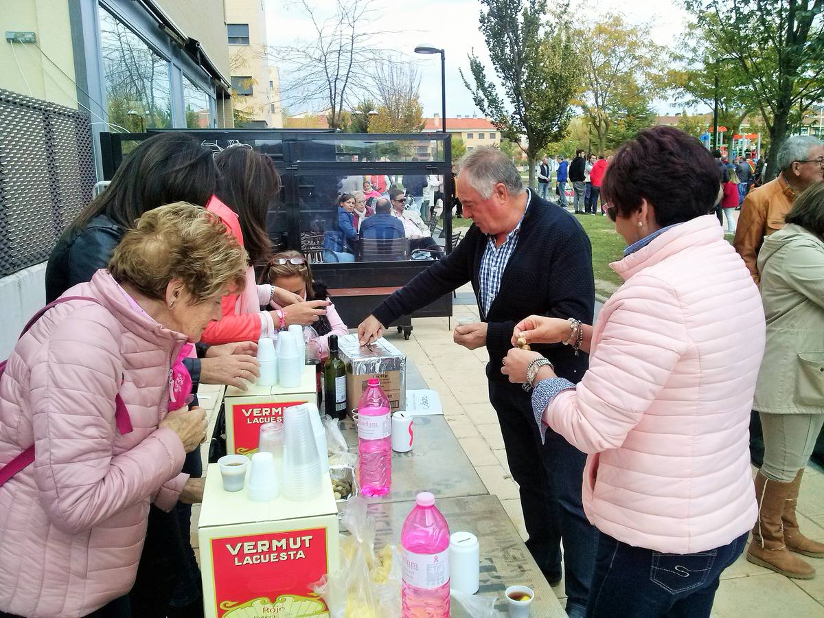 La pista de patinaje del Mazo acogió hinchables y actuaciones, además de un ‘pincho solidario’