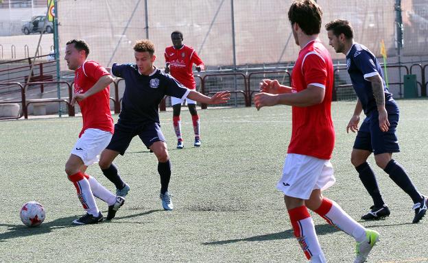 Darío controla el balón ante el serrano Mateo. :: jonathan herreros