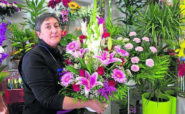 Mila San Miguel, de la floristería Iris, vive intensas jornadas previas a la festividad de Todos los Santos.