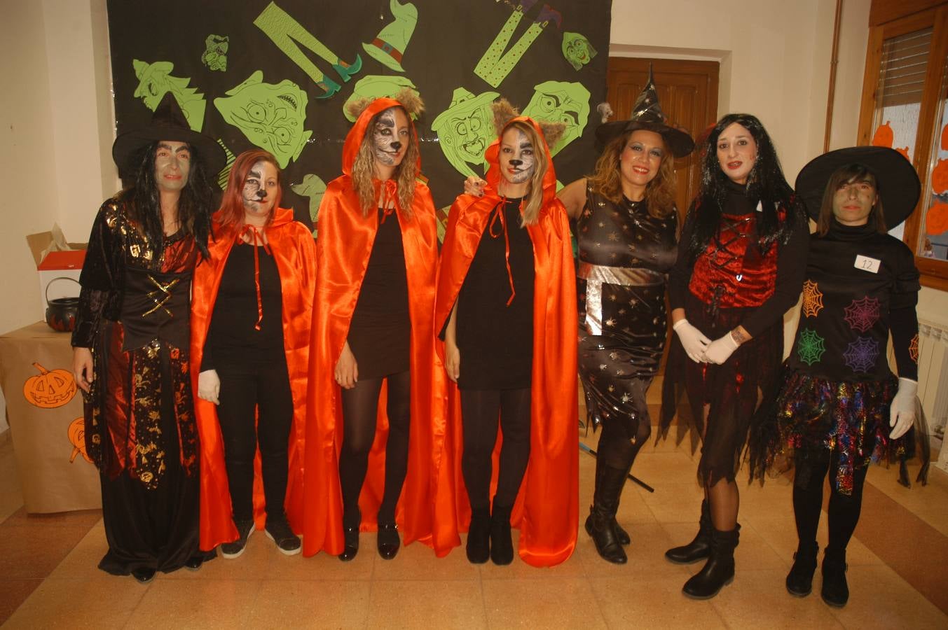 Los niños, también algunos mayores, se disfrazaron este martes en una fiestas organizada por la AMPA de primaria