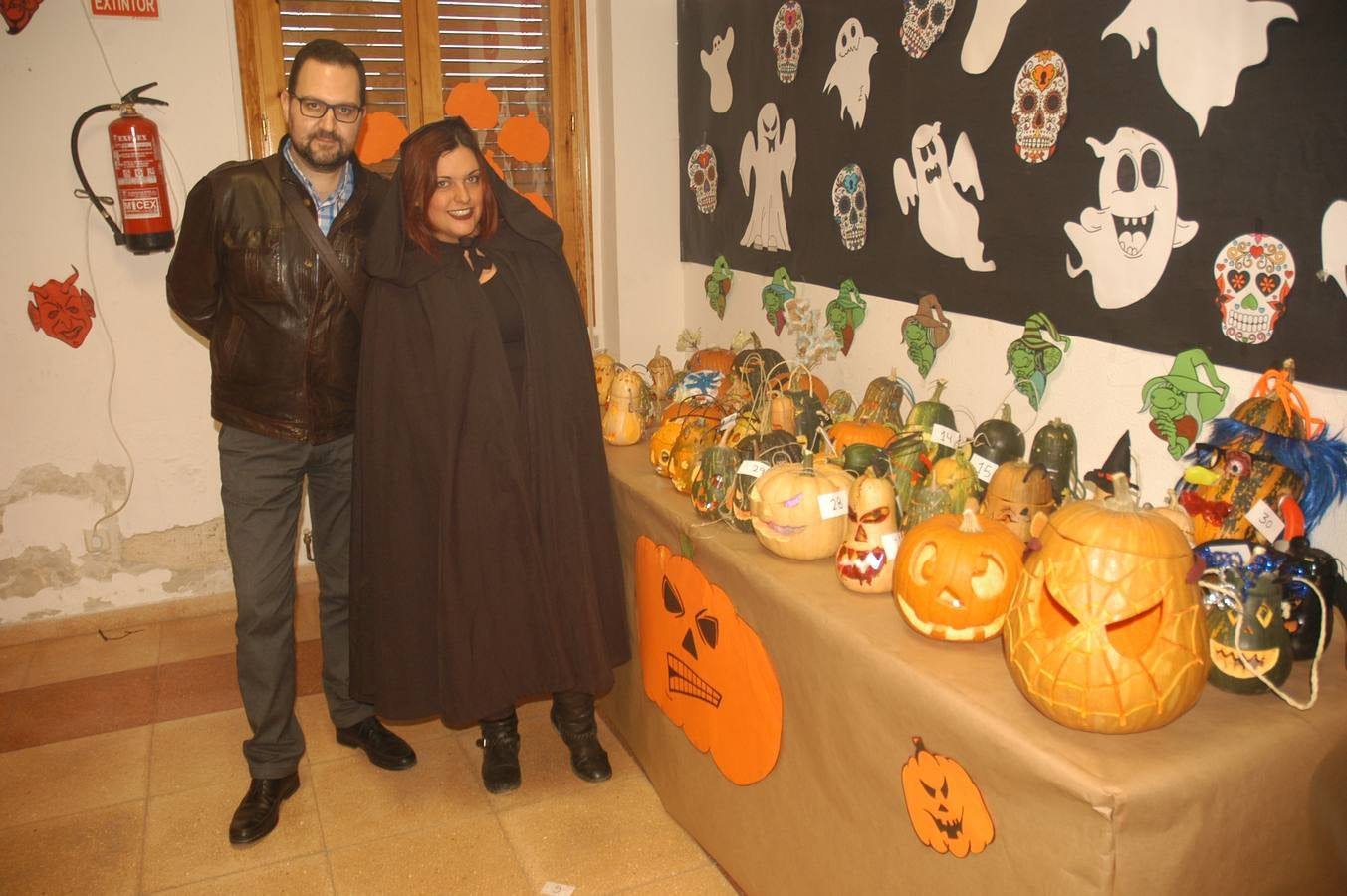 Los niños, también algunos mayores, se disfrazaron este martes en una fiestas organizada por la AMPA de primaria