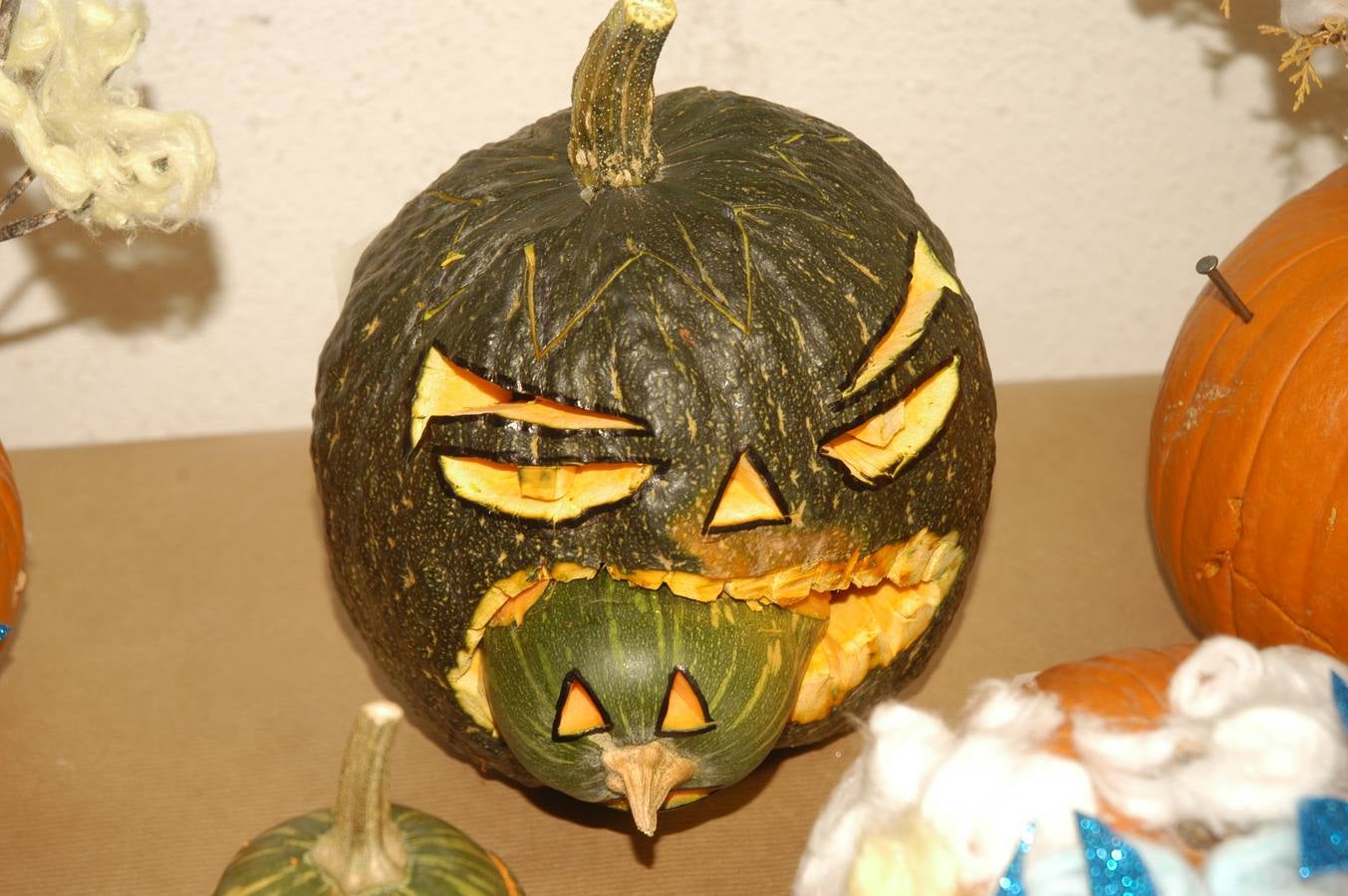 Los niños, también algunos mayores, se disfrazaron este martes en una fiestas organizada por la AMPA de primaria