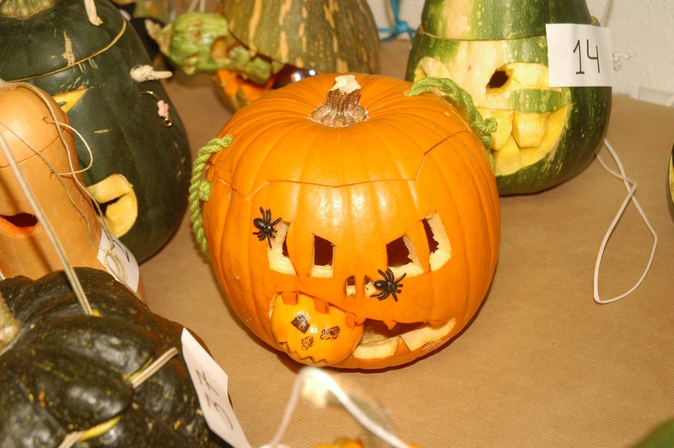 Los niños, también algunos mayores, se disfrazaron este martes en una fiestas organizada por la AMPA de primaria