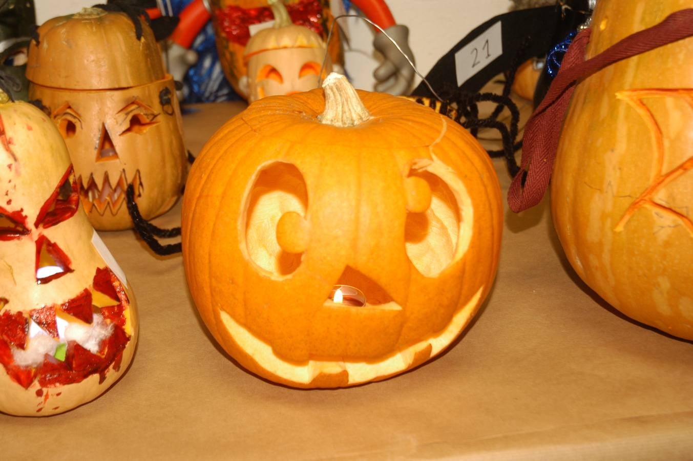 Los niños, también algunos mayores, se disfrazaron este martes en una fiestas organizada por la AMPA de primaria