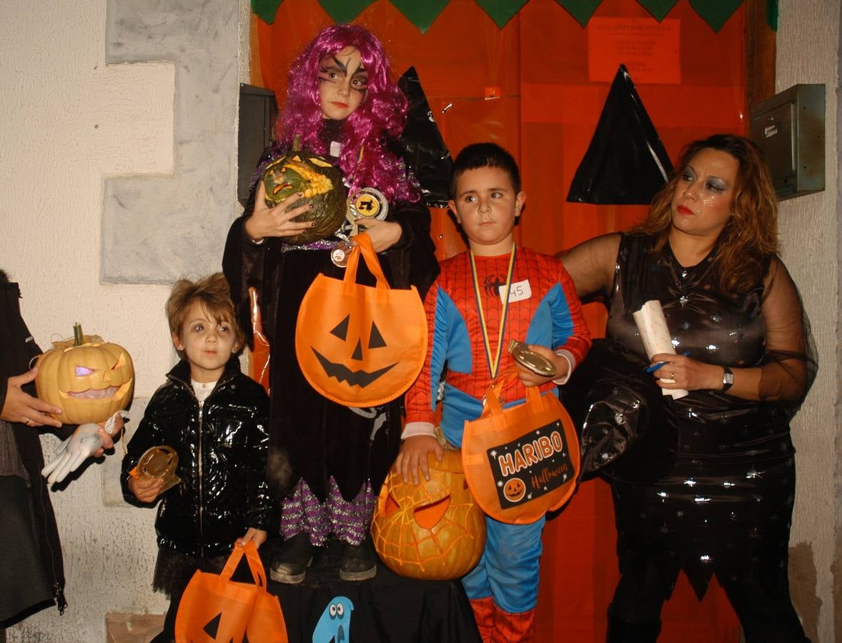 Los niños, también algunos mayores, se disfrazaron este martes en una fiestas organizada por la AMPA de primaria