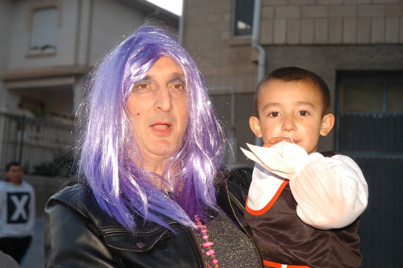 Los niños, también algunos mayores, se disfrazaron este martes en una fiestas organizada por la AMPA de primaria