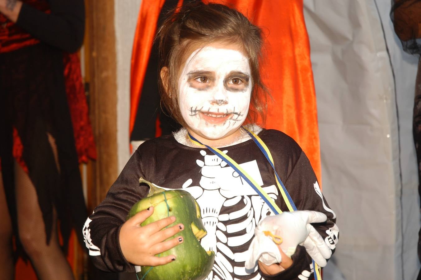 Los niños, también algunos mayores, se disfrazaron este martes en una fiestas organizada por la AMPA de primaria