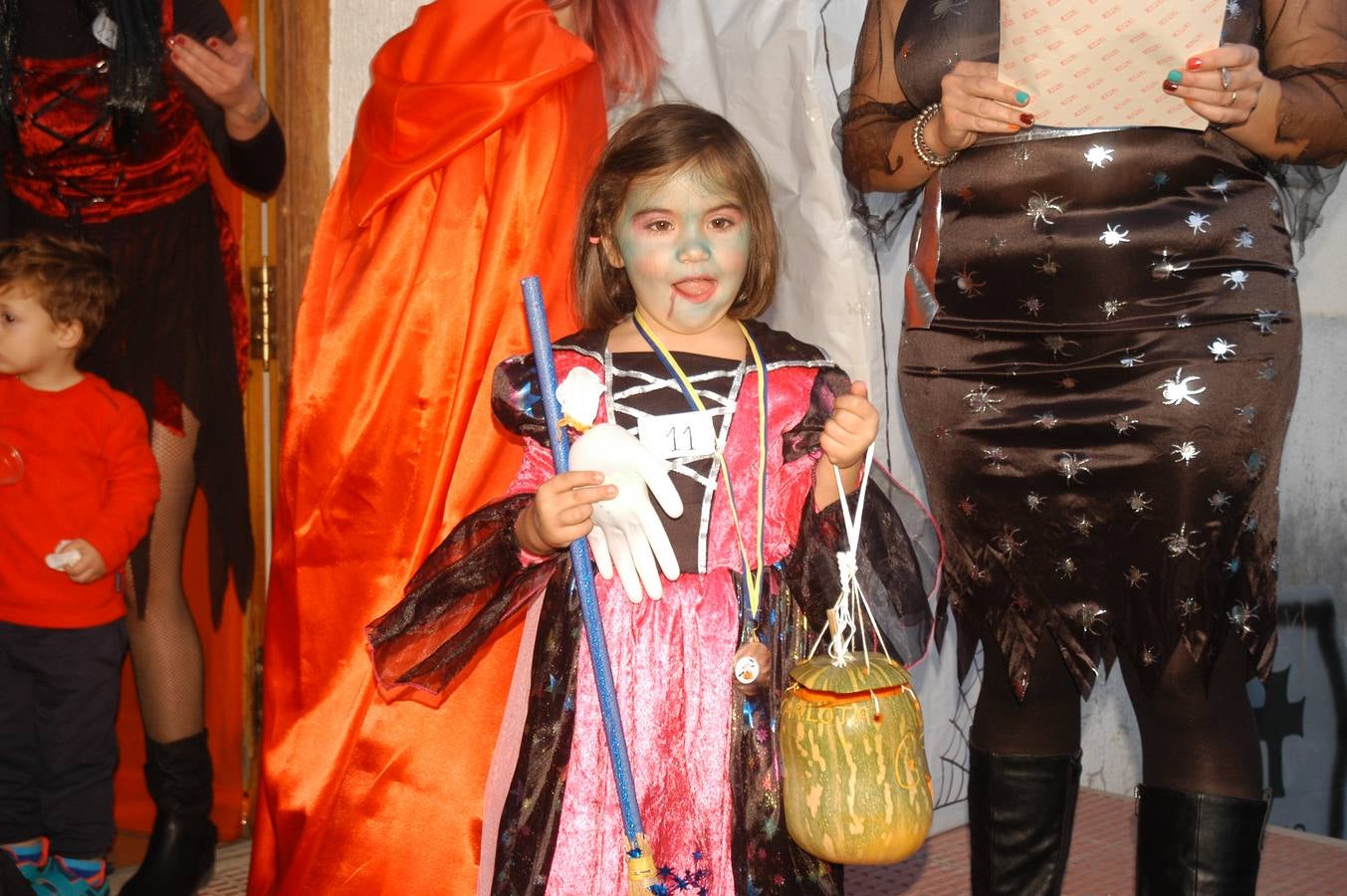 Los niños, también algunos mayores, se disfrazaron este martes en una fiestas organizada por la AMPA de primaria
