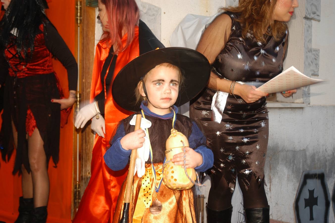 Los niños, también algunos mayores, se disfrazaron este martes en una fiestas organizada por la AMPA de primaria