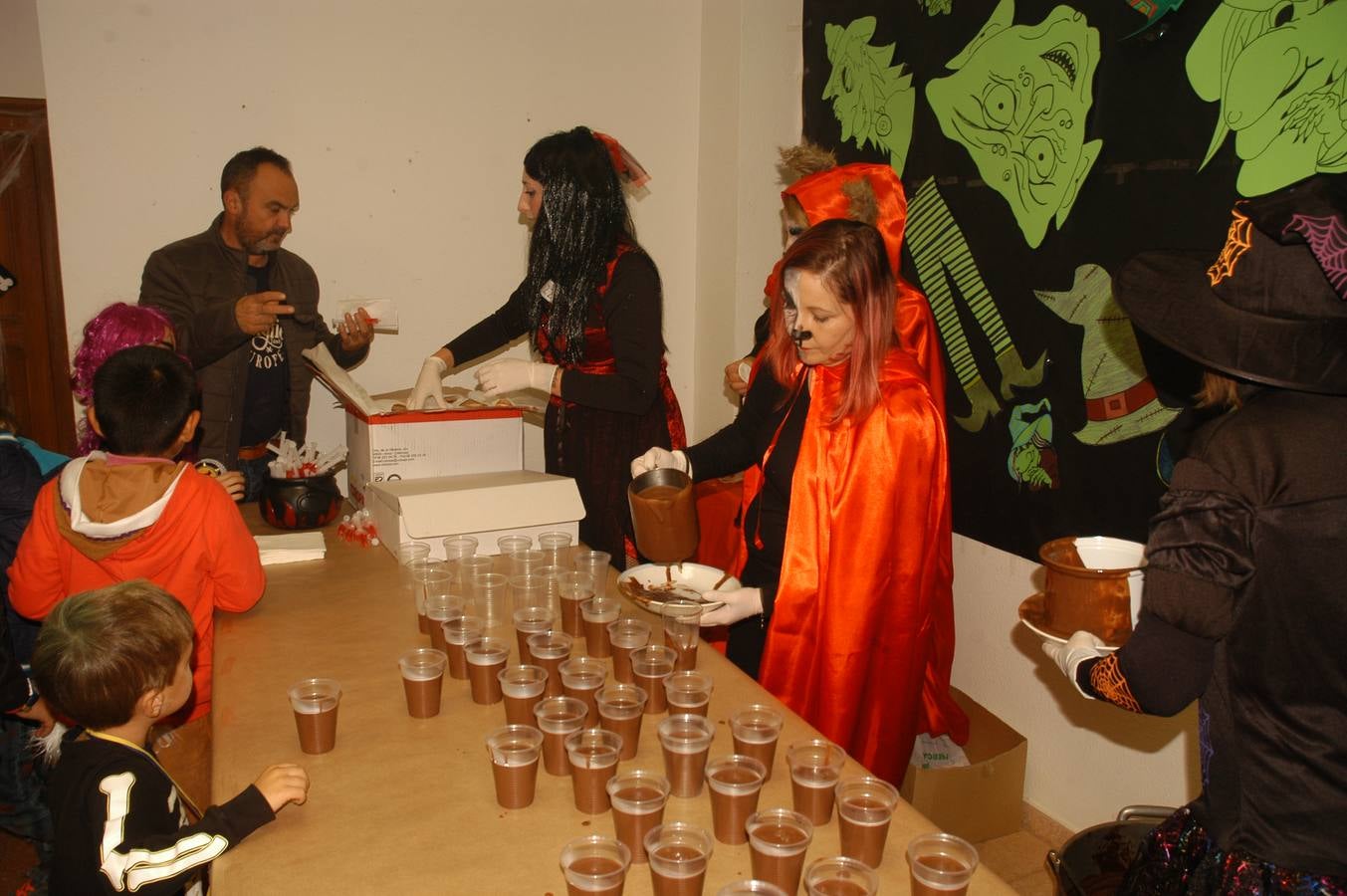 Los niños, también algunos mayores, se disfrazaron este martes en una fiestas organizada por la AMPA de primaria