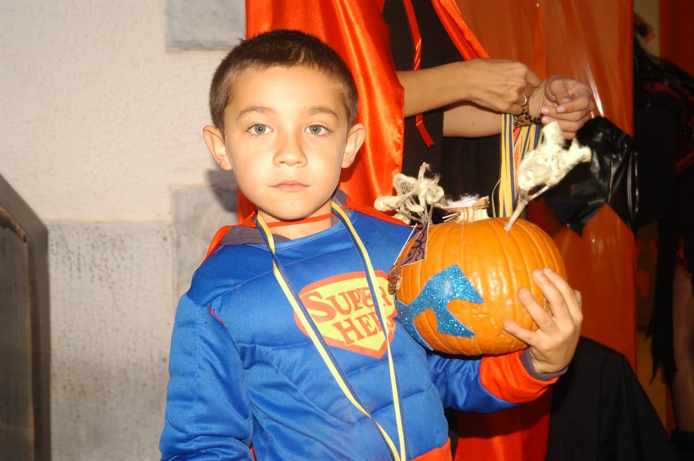 Los niños, también algunos mayores, se disfrazaron este martes en una fiestas organizada por la AMPA de primaria