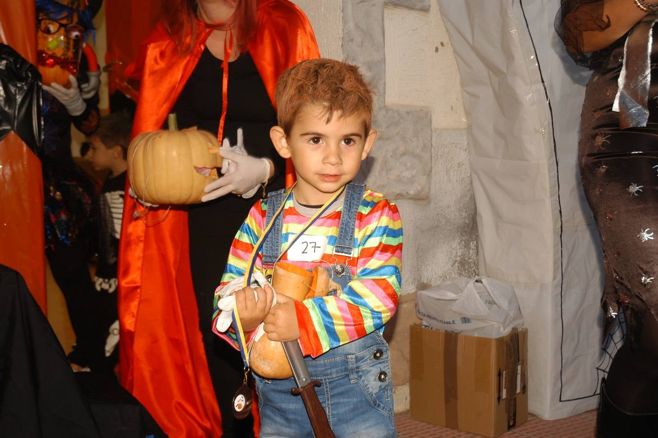 Los niños, también algunos mayores, se disfrazaron este martes en una fiestas organizada por la AMPA de primaria