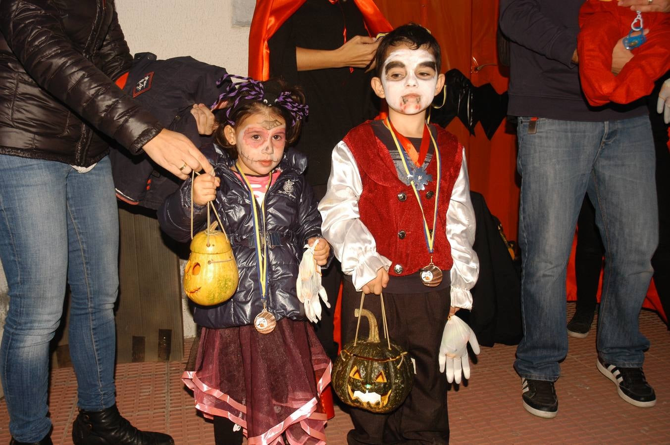 Los niños, también algunos mayores, se disfrazaron este martes en una fiestas organizada por la AMPA de primaria