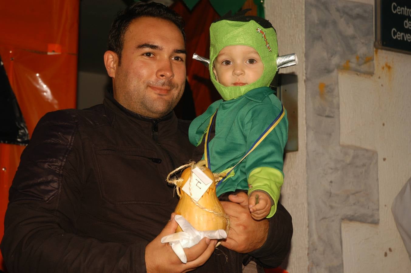 Los niños, también algunos mayores, se disfrazaron este martes en una fiestas organizada por la AMPA de primaria