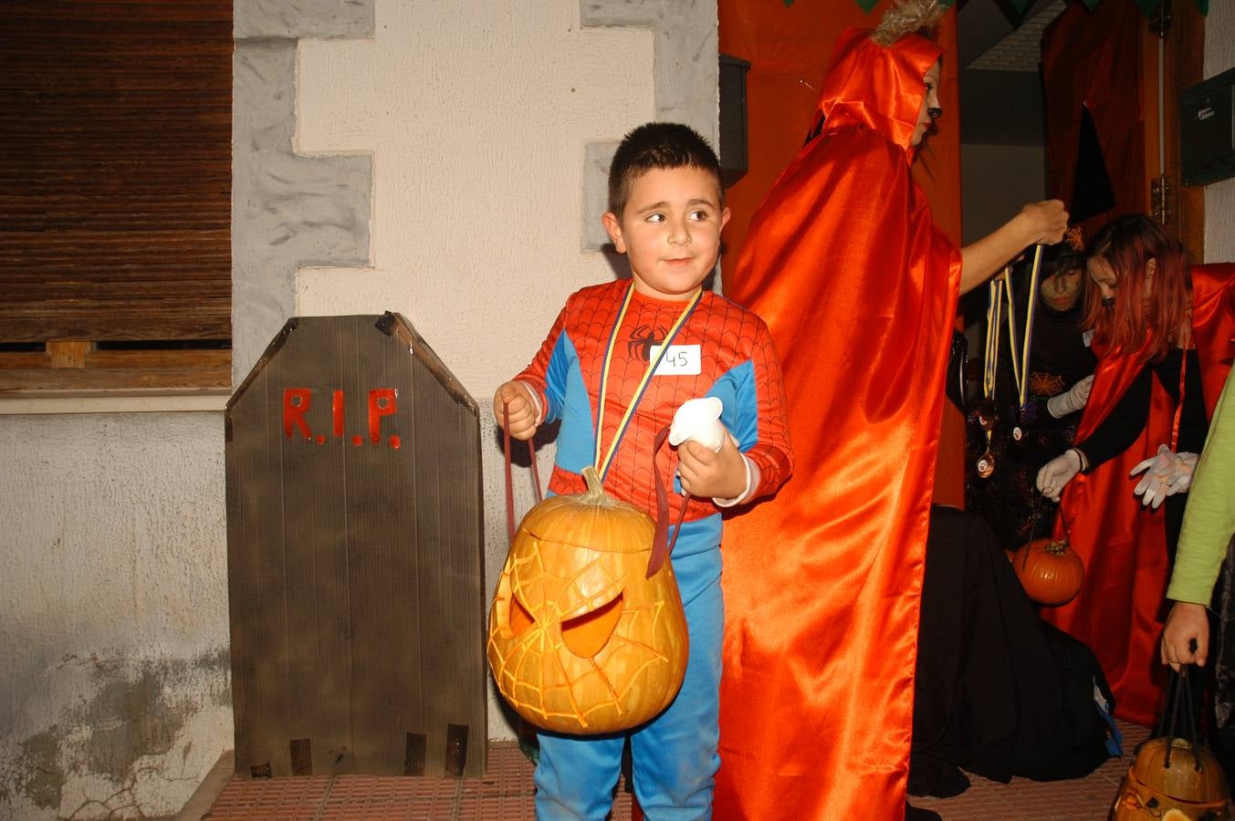 Los niños, también algunos mayores, se disfrazaron este martes en una fiestas organizada por la AMPA de primaria