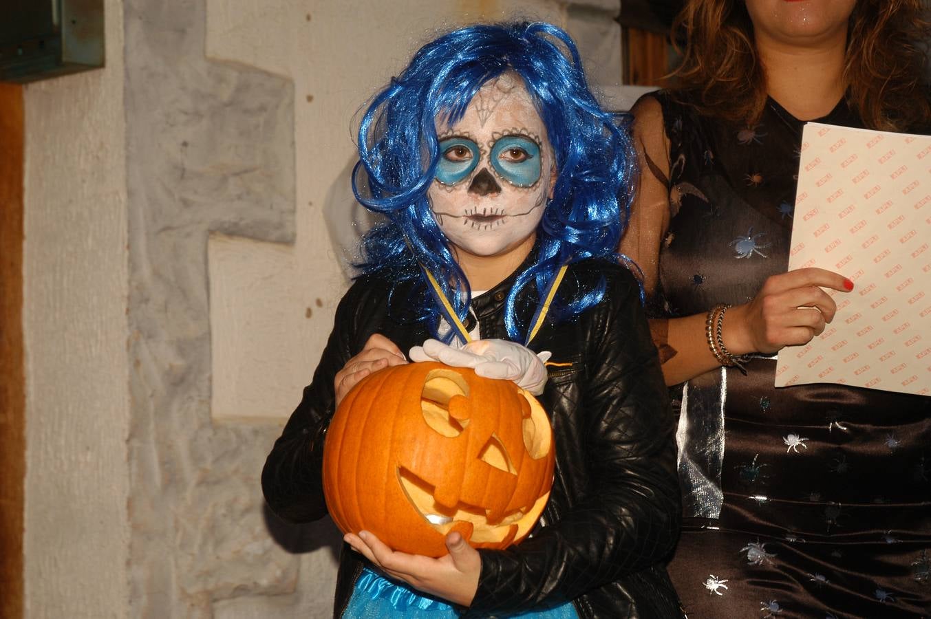 Los niños, también algunos mayores, se disfrazaron este martes en una fiestas organizada por la AMPA de primaria