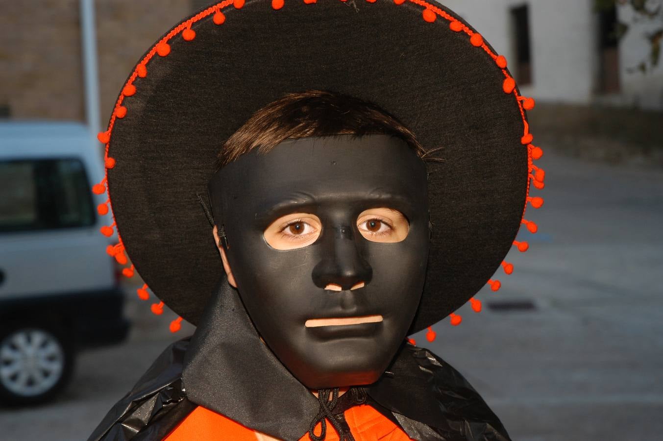 Los niños, también algunos mayores, se disfrazaron este martes en una fiestas organizada por la AMPA de primaria