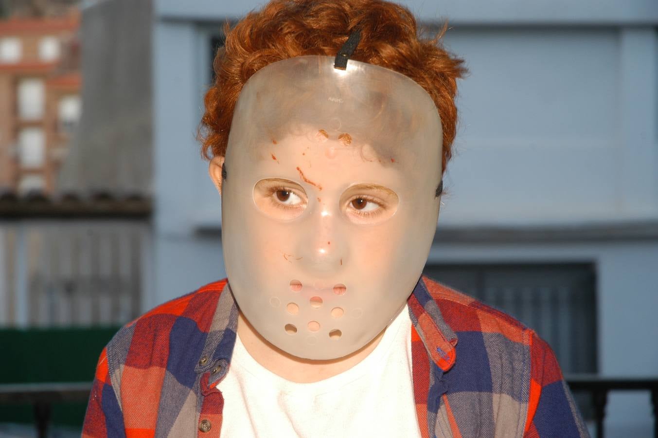 Los niños, también algunos mayores, se disfrazaron este martes en una fiestas organizada por la AMPA de primaria