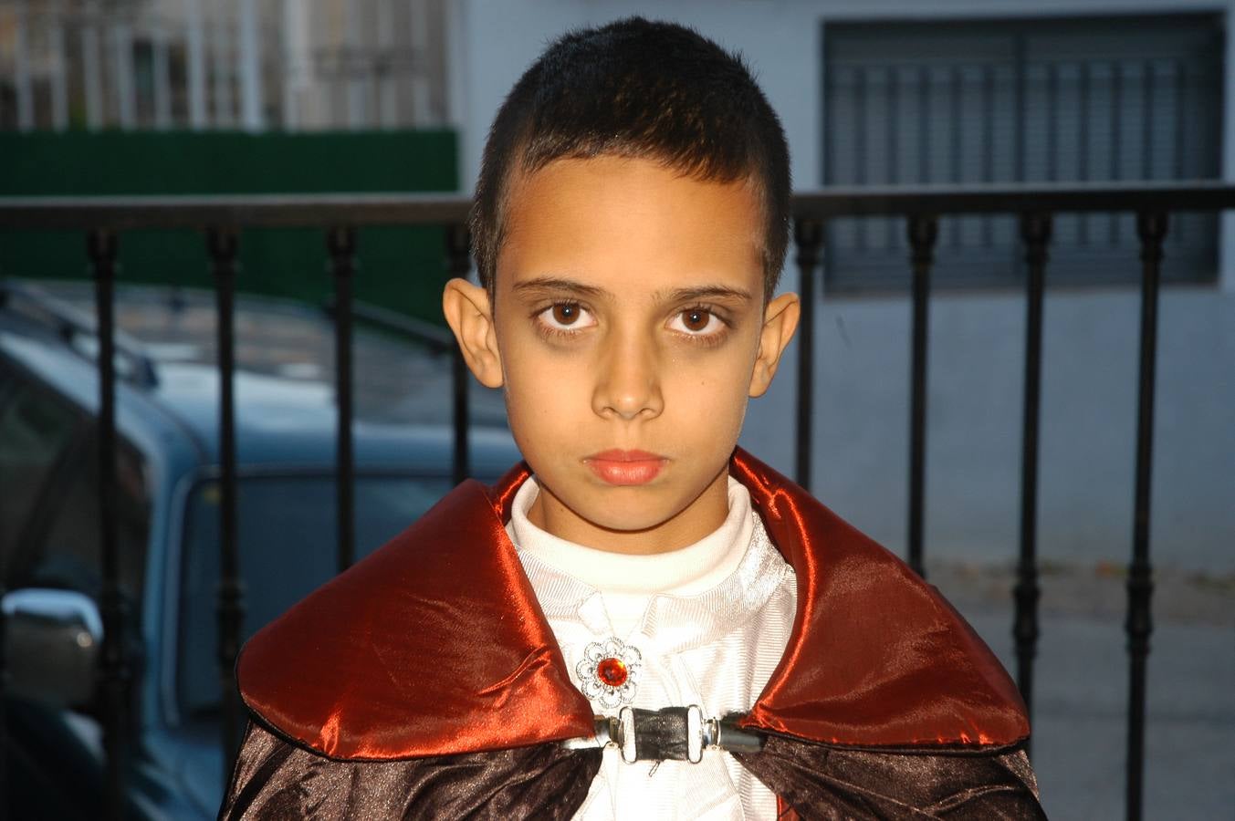 Los niños, también algunos mayores, se disfrazaron este martes en una fiestas organizada por la AMPA de primaria