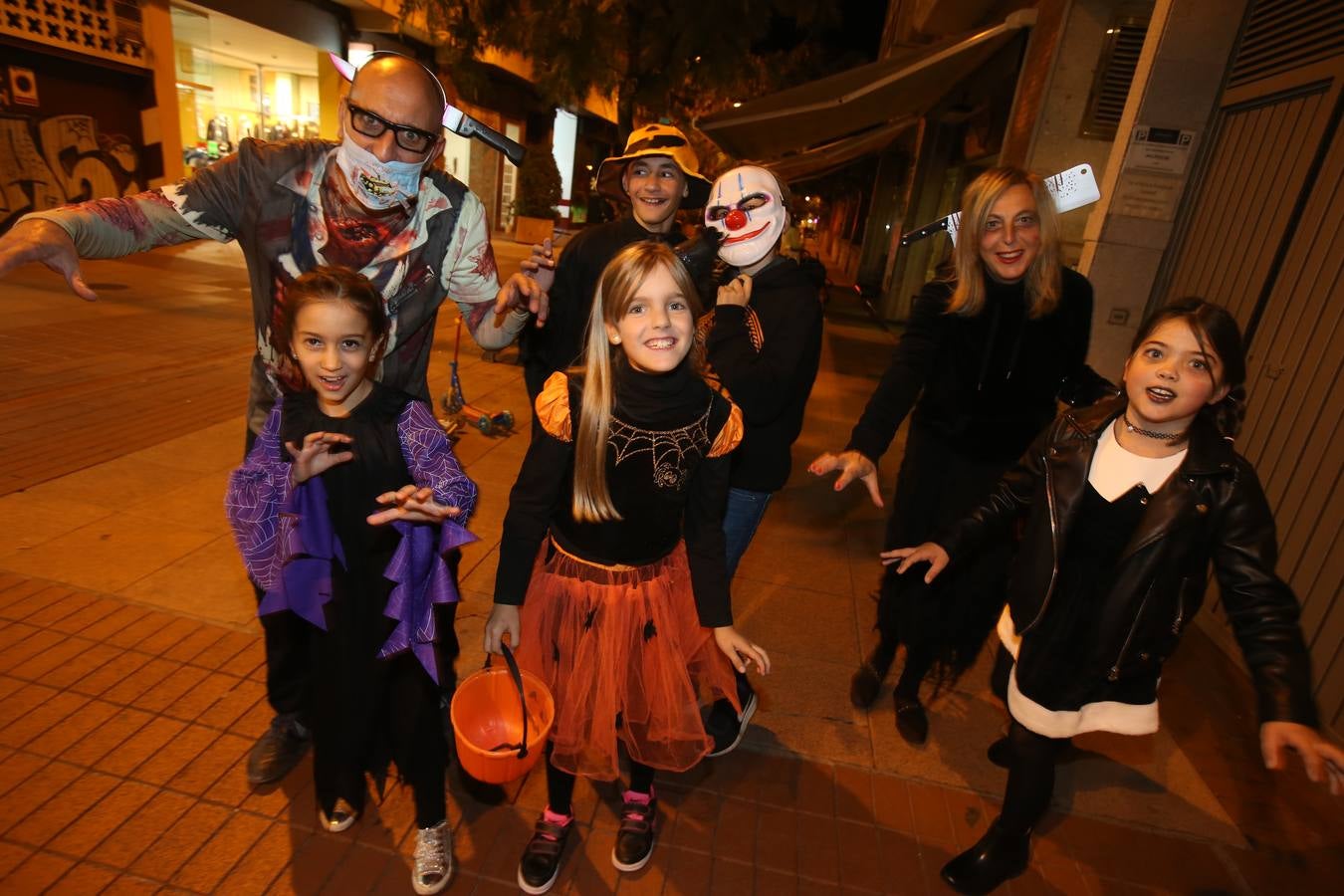 Algunos niños, incluso con toda la familia, mostraron sus disfraces por las calles de la capital riojana