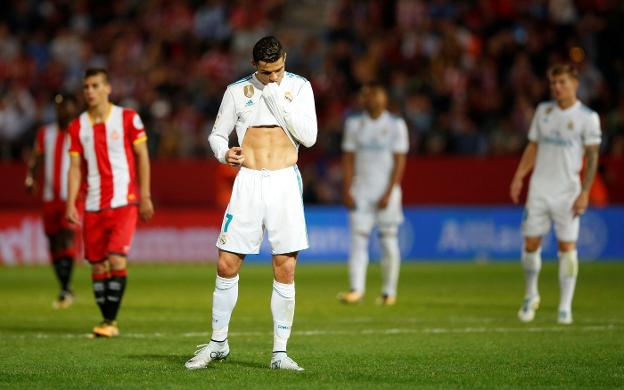 Cristiano Ronaldo se lamenta durante el partido en Montilivi. :: reuters
