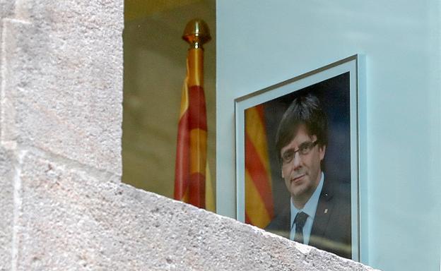 Un retrato de Puigdemont cuelga
ayer de una pared en el interior
del palacio de la Generalitat.
:: Yves Herman / reuters
