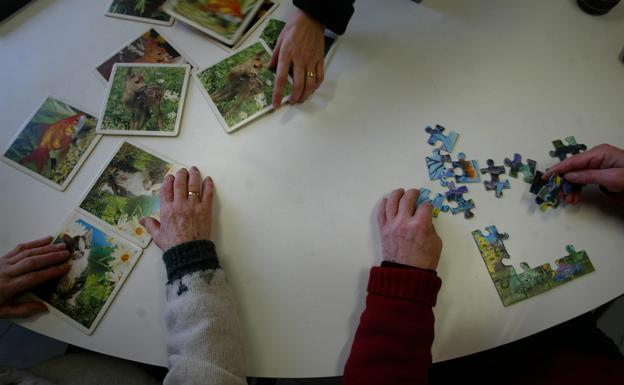 Enfermos de alzhéimer montan puzzles.