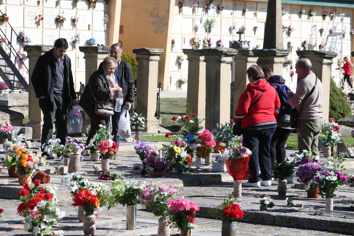 El cementerio de Logroño se prepara para celebrar Todos los Santos