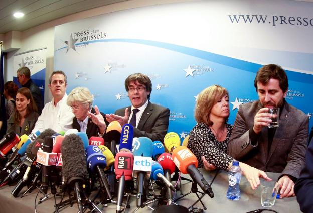 Puigdemont comparece
ayer en Bruselas
escoltado por sus
exconsejeros.
:: Olivier Hoslet / efe
