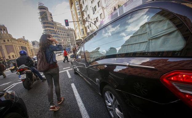 Coche funerario en la Gran Vía madrileña.