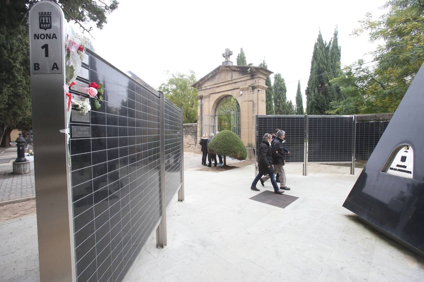 El cementerio de Logroño vivió una poco habitual abundante asistencia en el día de todos los santos 