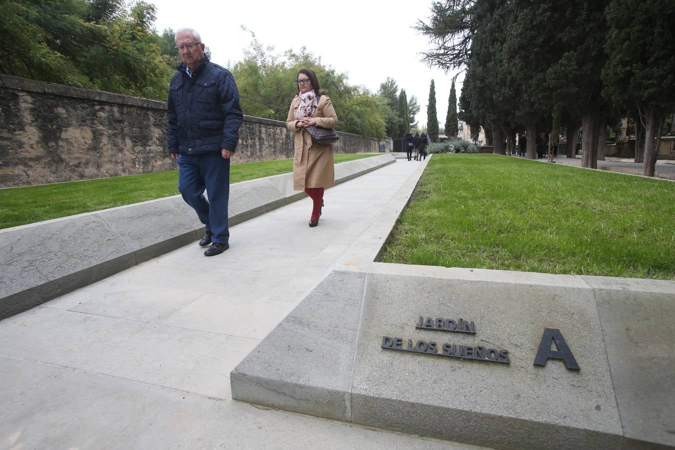 El cementerio de Logroño vivió una poco habitual abundante asistencia en el día de todos los santos 