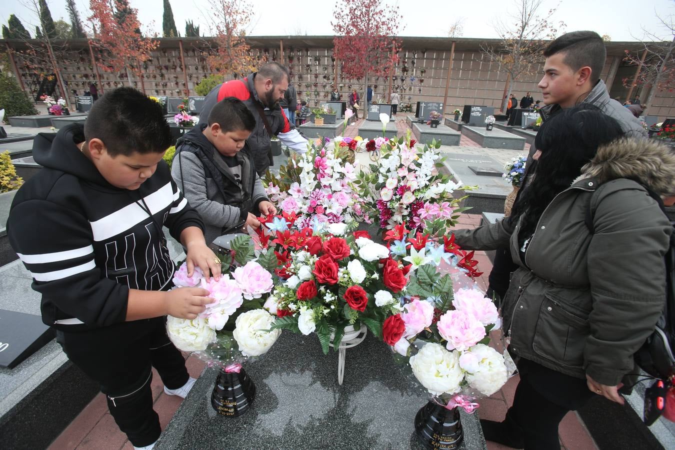 El cementerio de Logroño vivió una poco habitual abundante asistencia en el día de todos los santos 