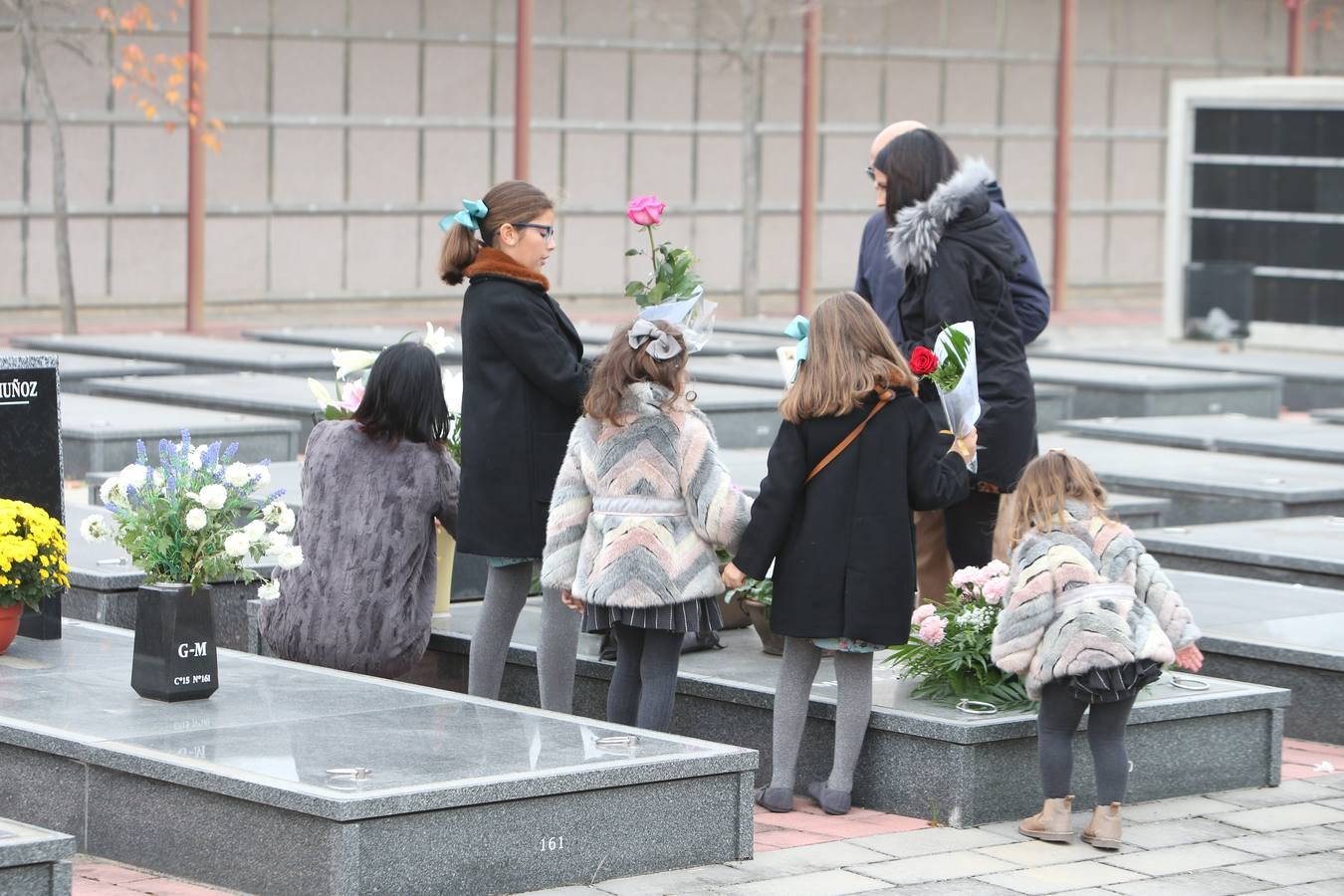 El cementerio de Logroño vivió una poco habitual abundante asistencia en el día de todos los santos 