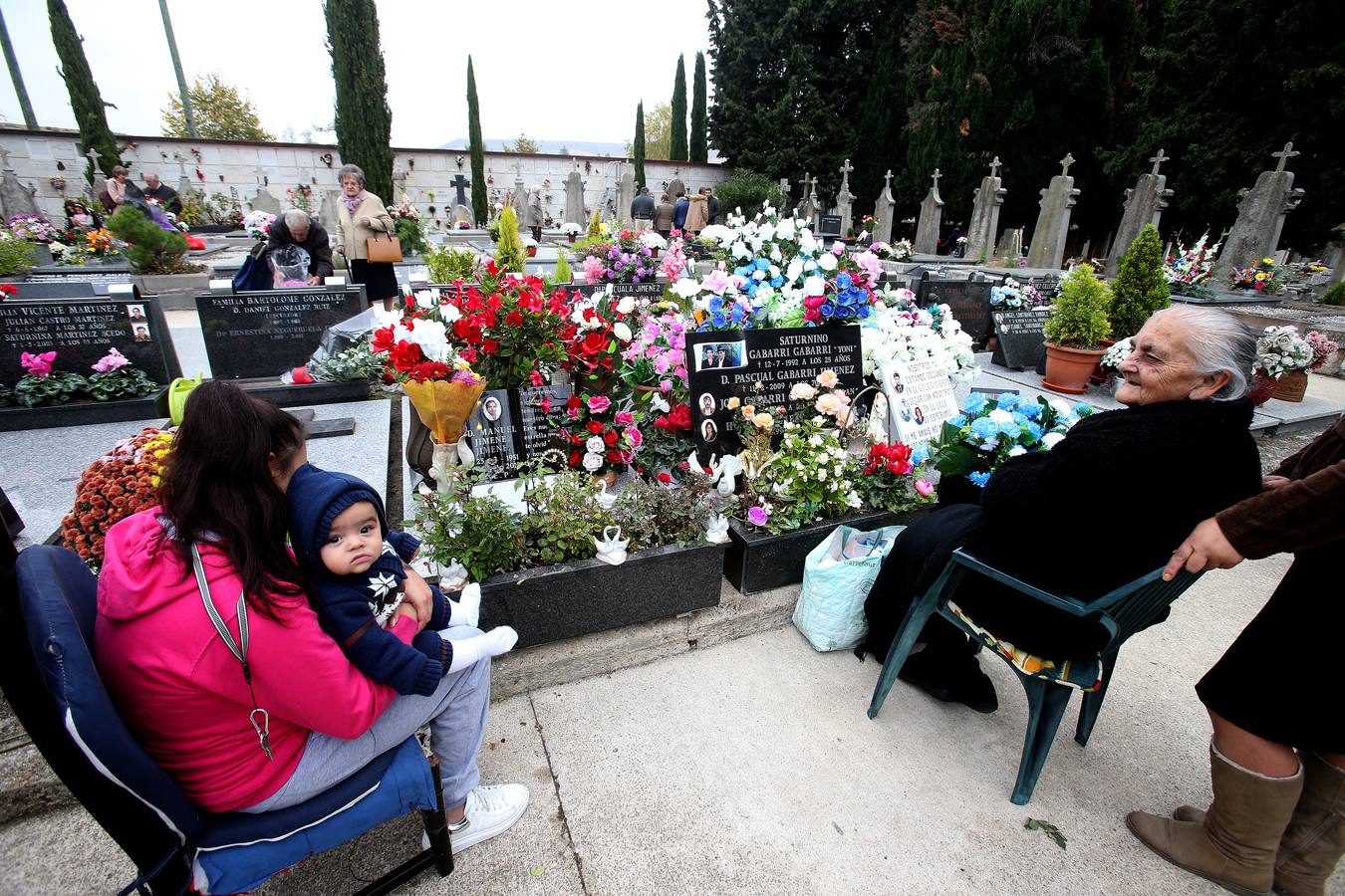 El cementerio de Logroño vivió una poco habitual abundante asistencia en el día de todos los santos 